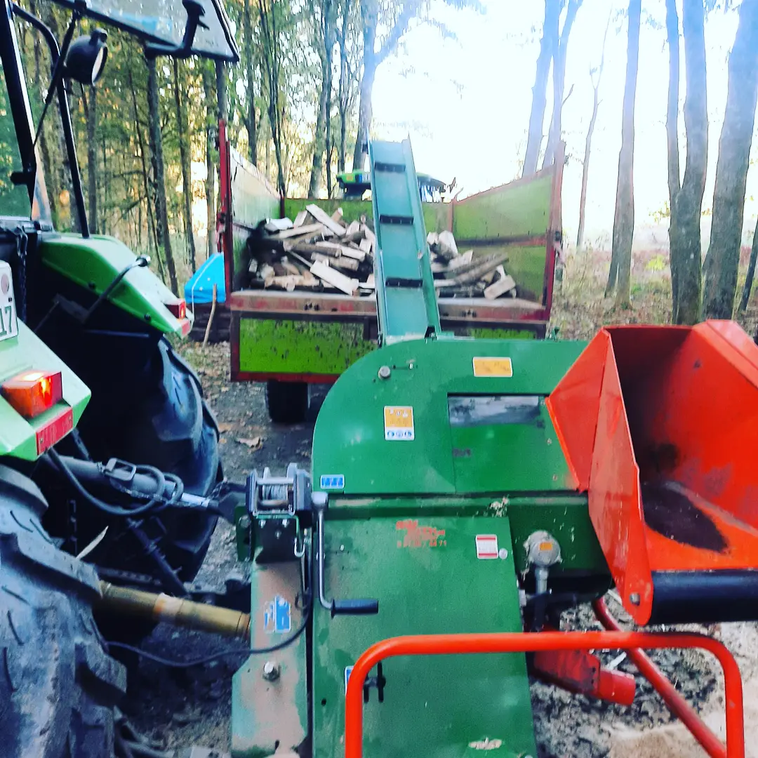 Gespaltenes Brennholz aus dem Sägespaltautomaten