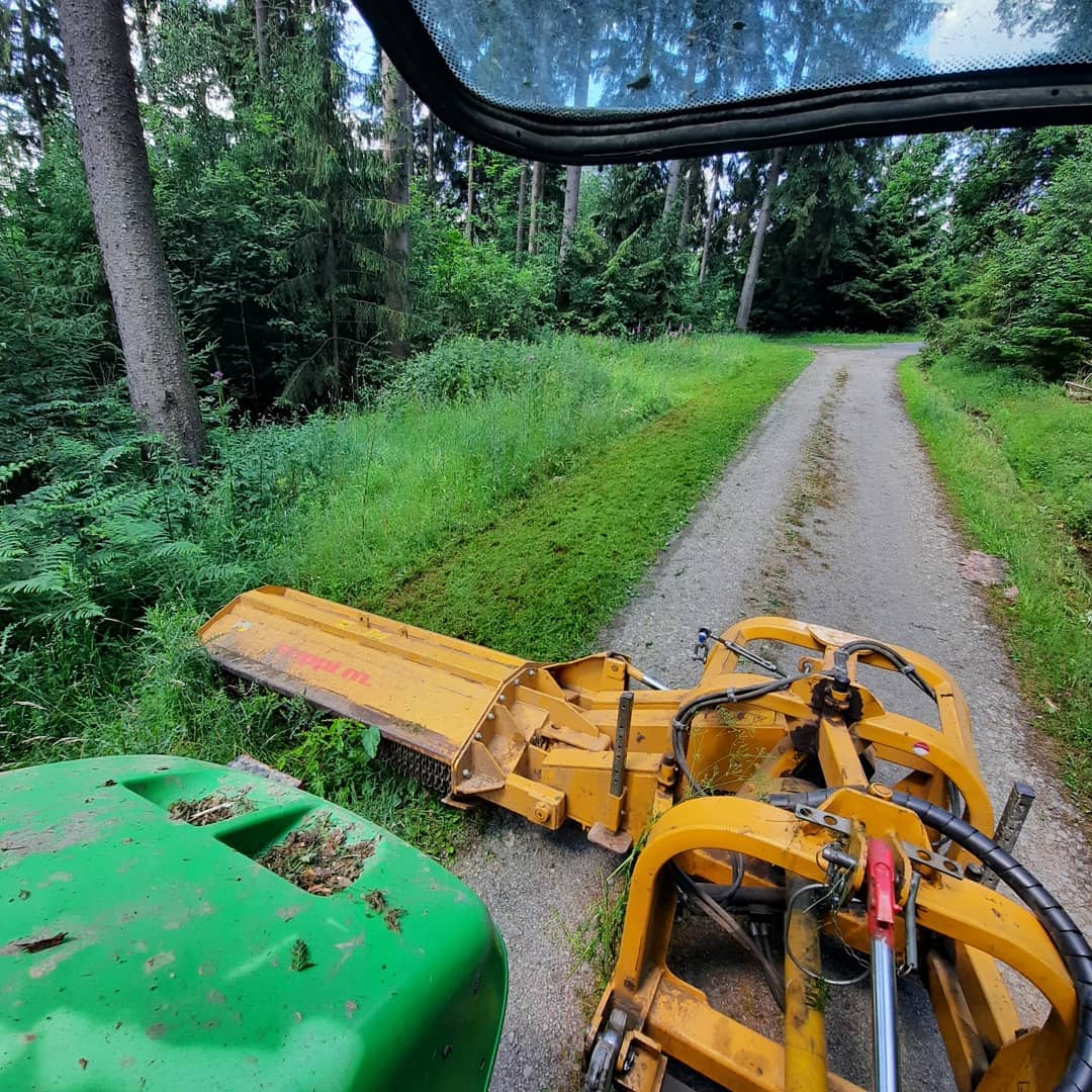 Wegrand mulchen am Forstweg