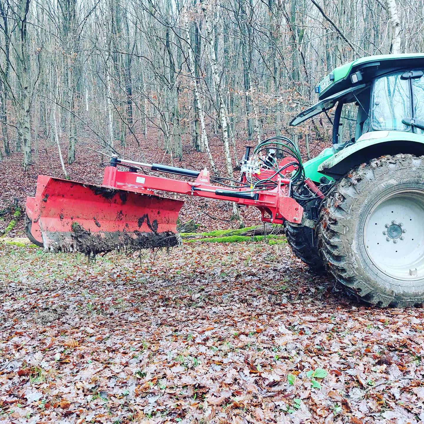 Wegehobel im Einsatz auf einem Waldweg