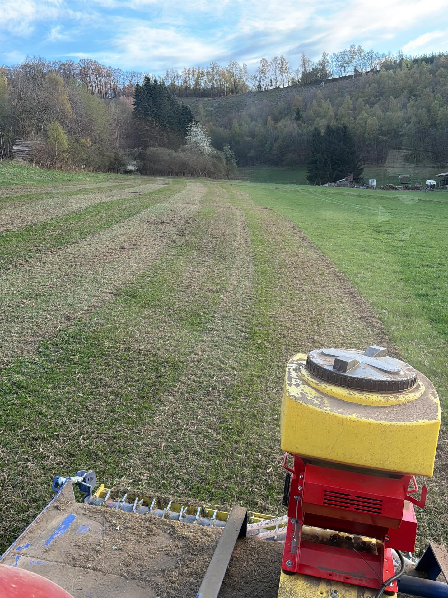 Grünland nach dem Einebnen und der Nachsaat